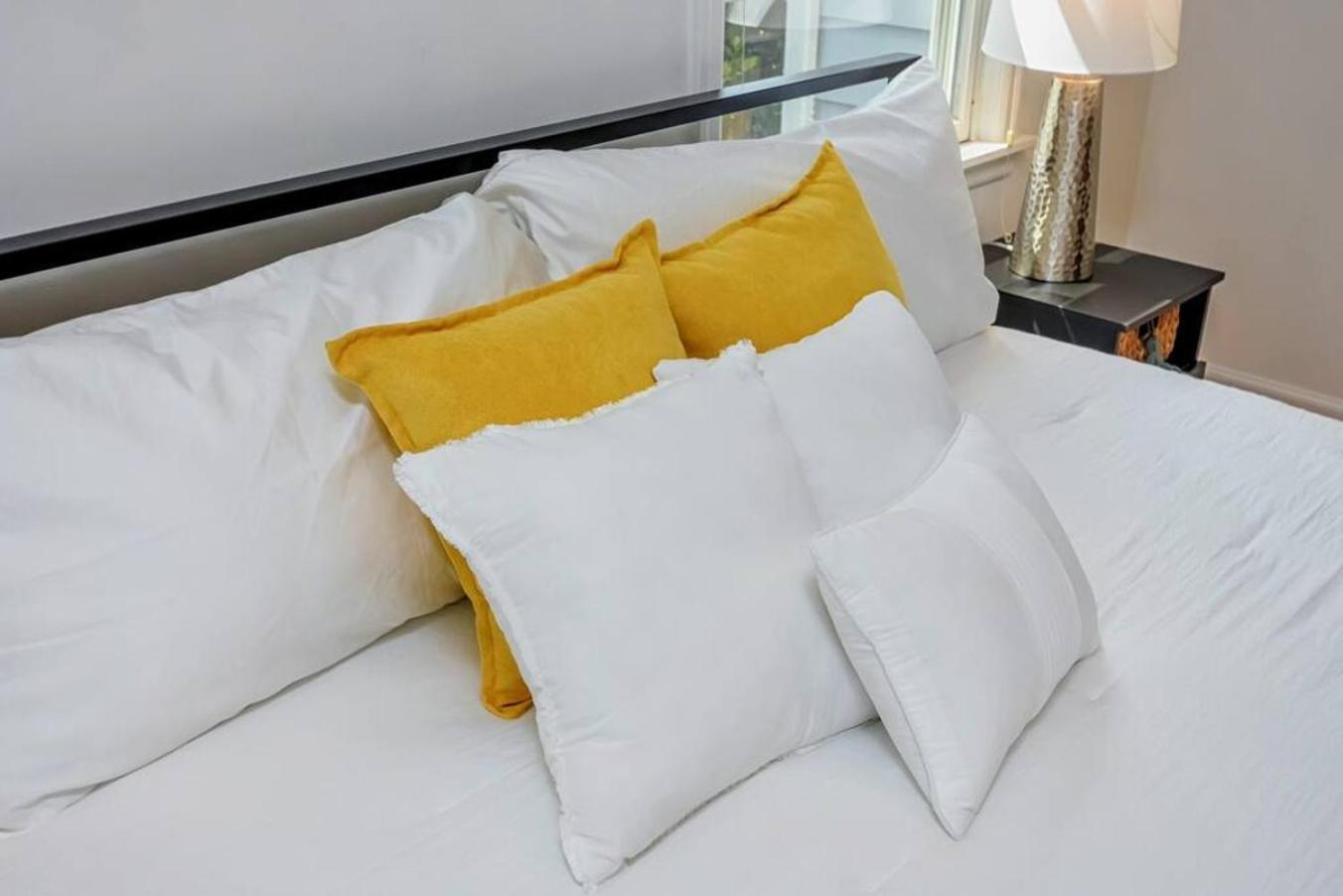 Style Meets Comfort In Beautiful Design バンクーバー エクステリア 写真